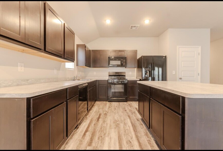 Building Photo - 755 Foxtail Dr
