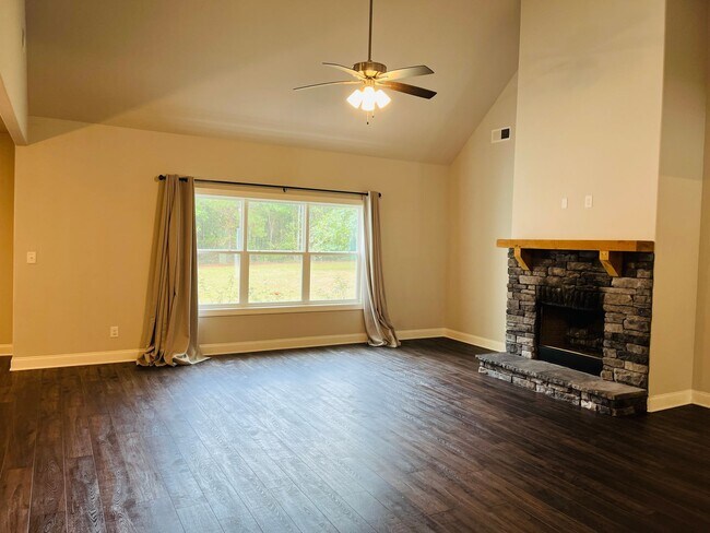 Building Photo - ***MOVE IN SPECIAL*** Wow! Perfect 4 bedro...