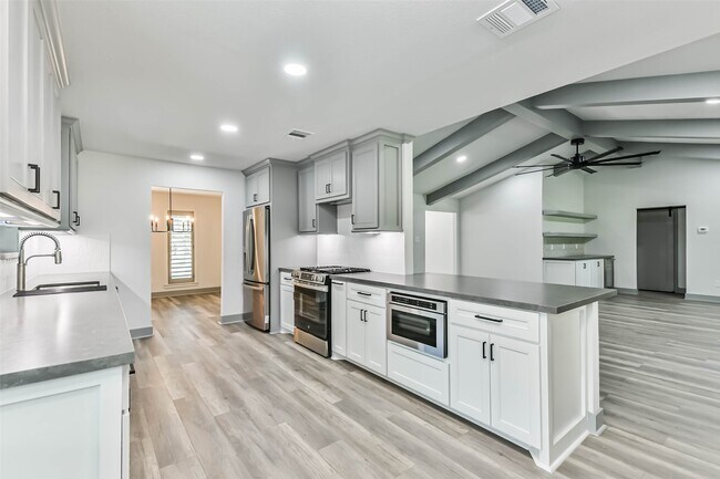 Building Photo - 4102 Honey Oaks Dr