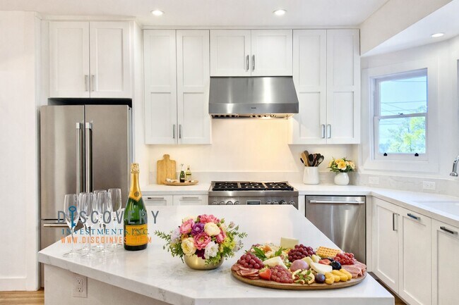 Building Photo - Panoramic Hill Estate with Sweeping Views