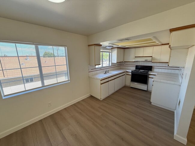 Building Photo - Paul Lee - R7535