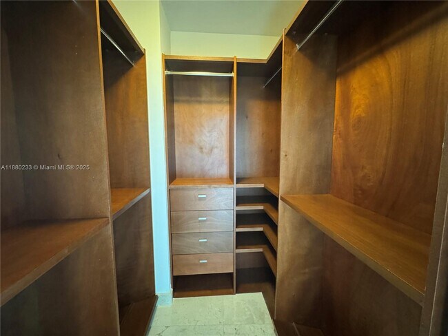 Building Photo - 601 NE 36th St