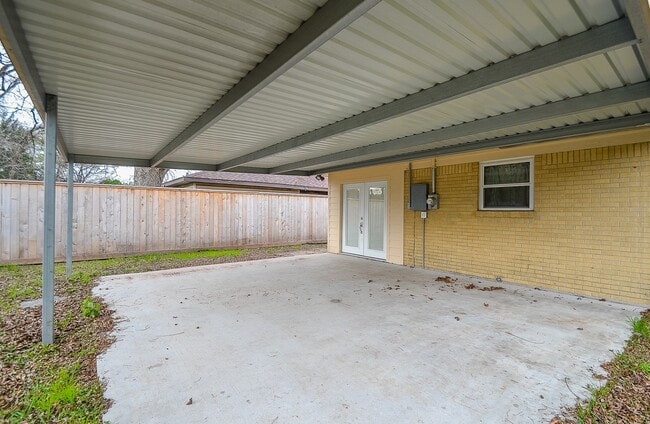 Building Photo - 142 Victoria Dr