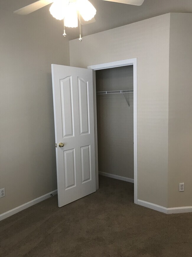 Building Photo - 3 Bedroom  2.5 Bath townhome located at  T...