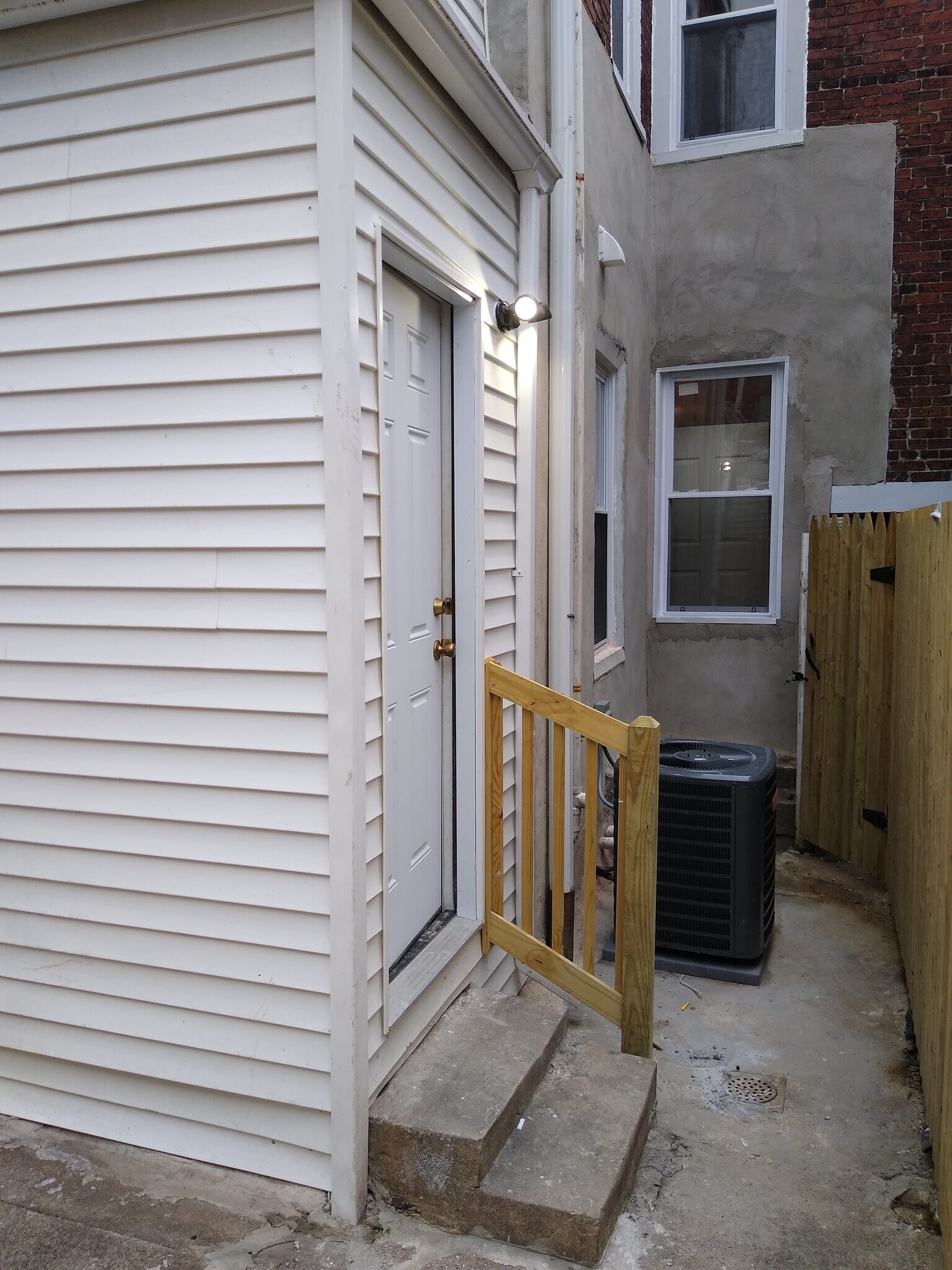 Building Photo - 2054 Ann St