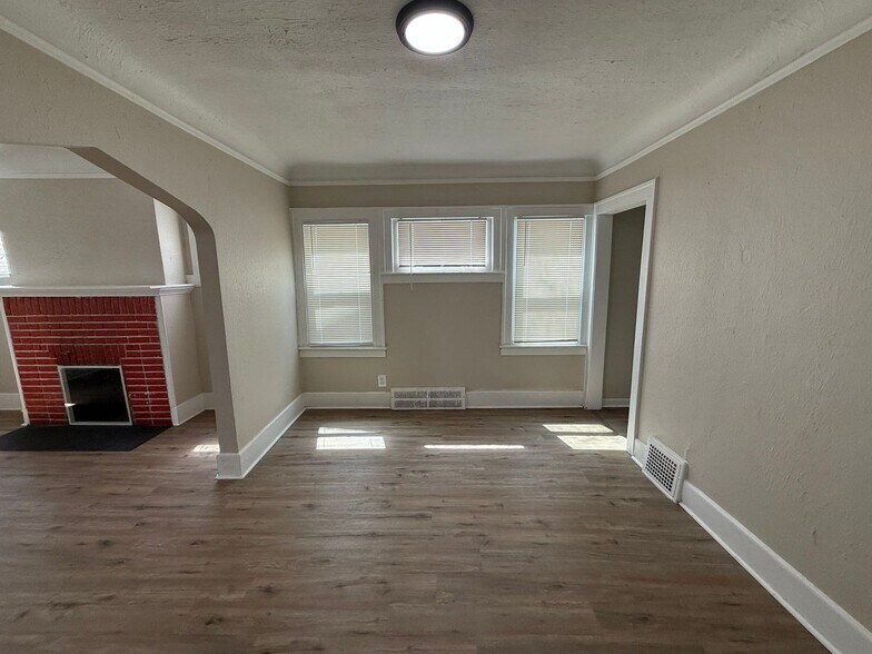 Building Photo - This beautifully updated 3-bedroom, 1-bath...