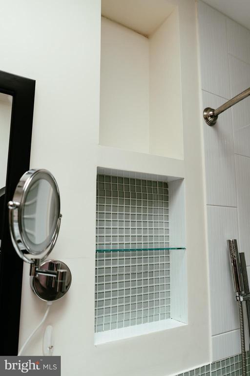 Building Photo - 636 Kenyon St NW