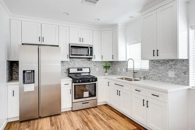 Building Photo - Stunning One-Bedroom Apartment