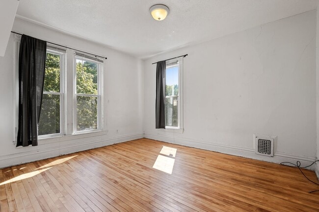 Building Photo - MUST SEE! Spacious 5BD/2BA Home near the U...