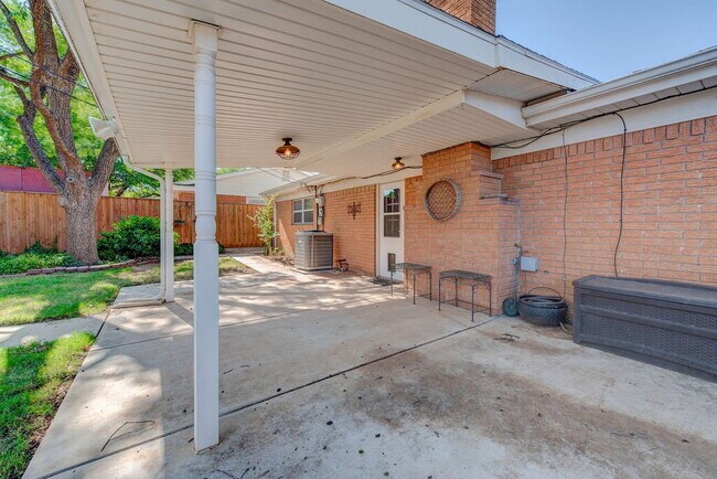 Building Photo - 3/2/2 in Excellent Location!