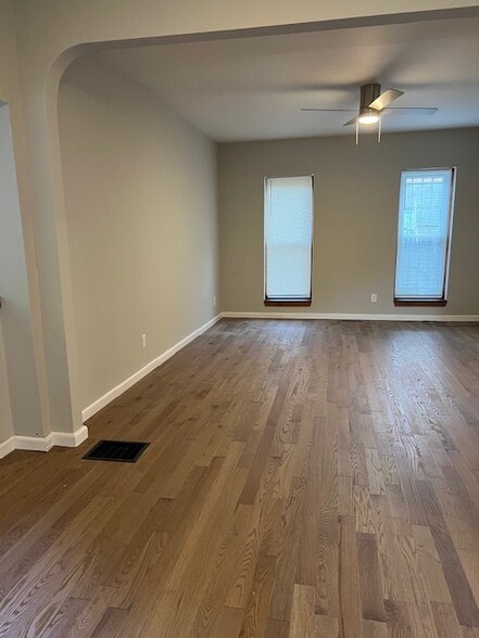Living room - 75 College St