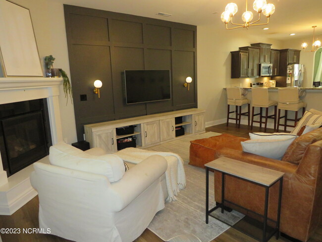 Building Photo - 425 Palisades Dr