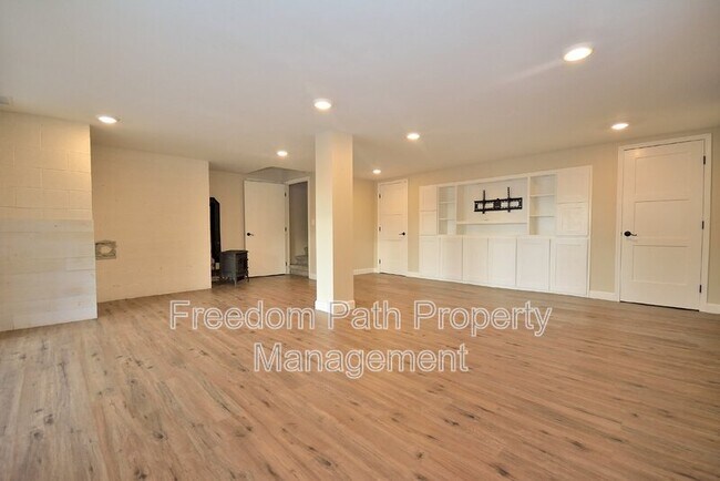 Building Photo - 480 Sunnyside Ridge Rd