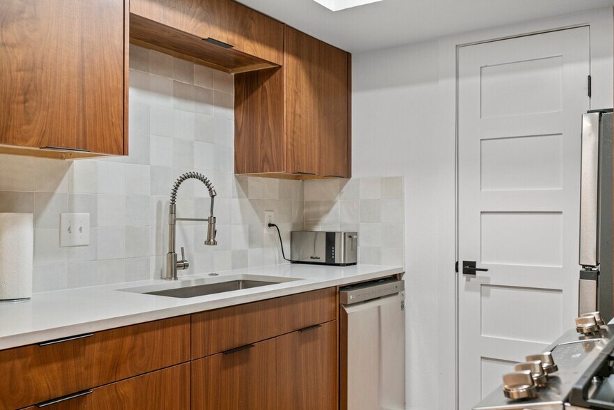 Building Photo - 2104 Lamplight Village Cir