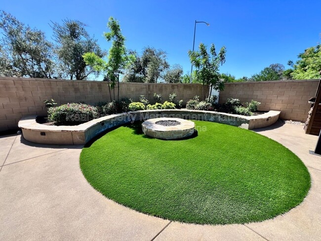 Building Photo - 2038 N Perry Ln