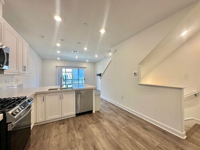 Building Photo - Modern 3BR Townhome in Ocean View Hills with Attached Garage & Open Floor Plan