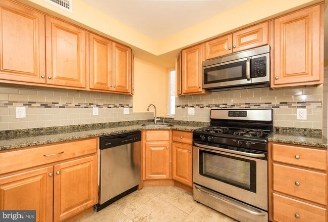 Building Photo - 246 S 22nd St