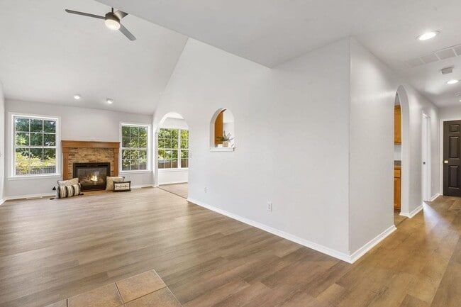 Building Photo - Newly Remodeled! | 4 Bedroom | 2 Bathroom | 2 Car Garage | 1,700 sq ft home | Fenced in back yard...