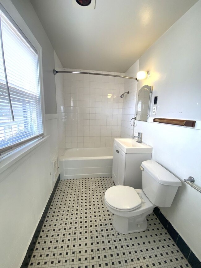 Building Photo - Upstairs 1 bed 1 bath in Linwood Place Addition