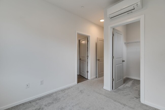 Building Photo - Queen Anne West Townhome with A/C Availabl...