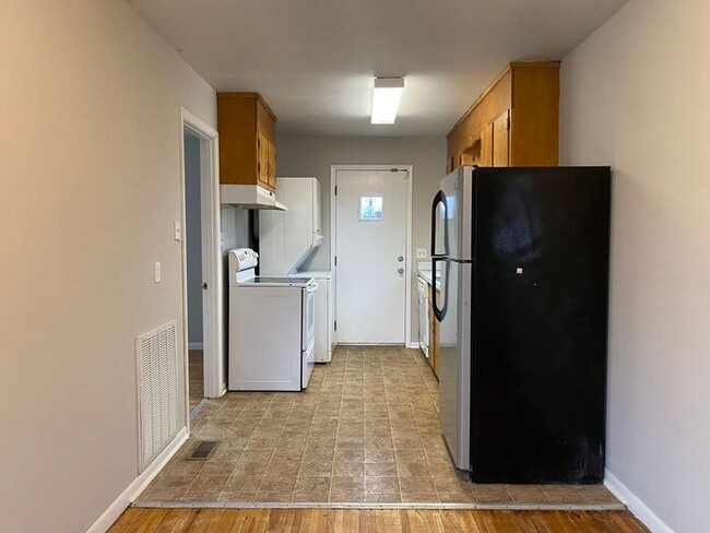 Building Photo - FOR RENT!!! 3 Bedroom House - Large Fenced...