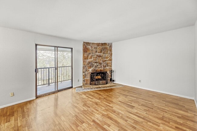 Building Photo - Top Floor 2bed/2bath in an Exclusive Community in the heart of Kirkland, WA!