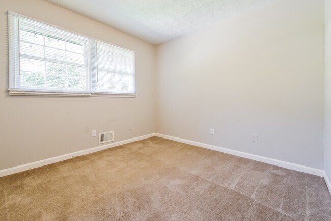 Building Photo - 1821 Pine Creek Dr