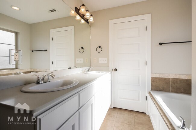 Building Photo - 430 Capri St