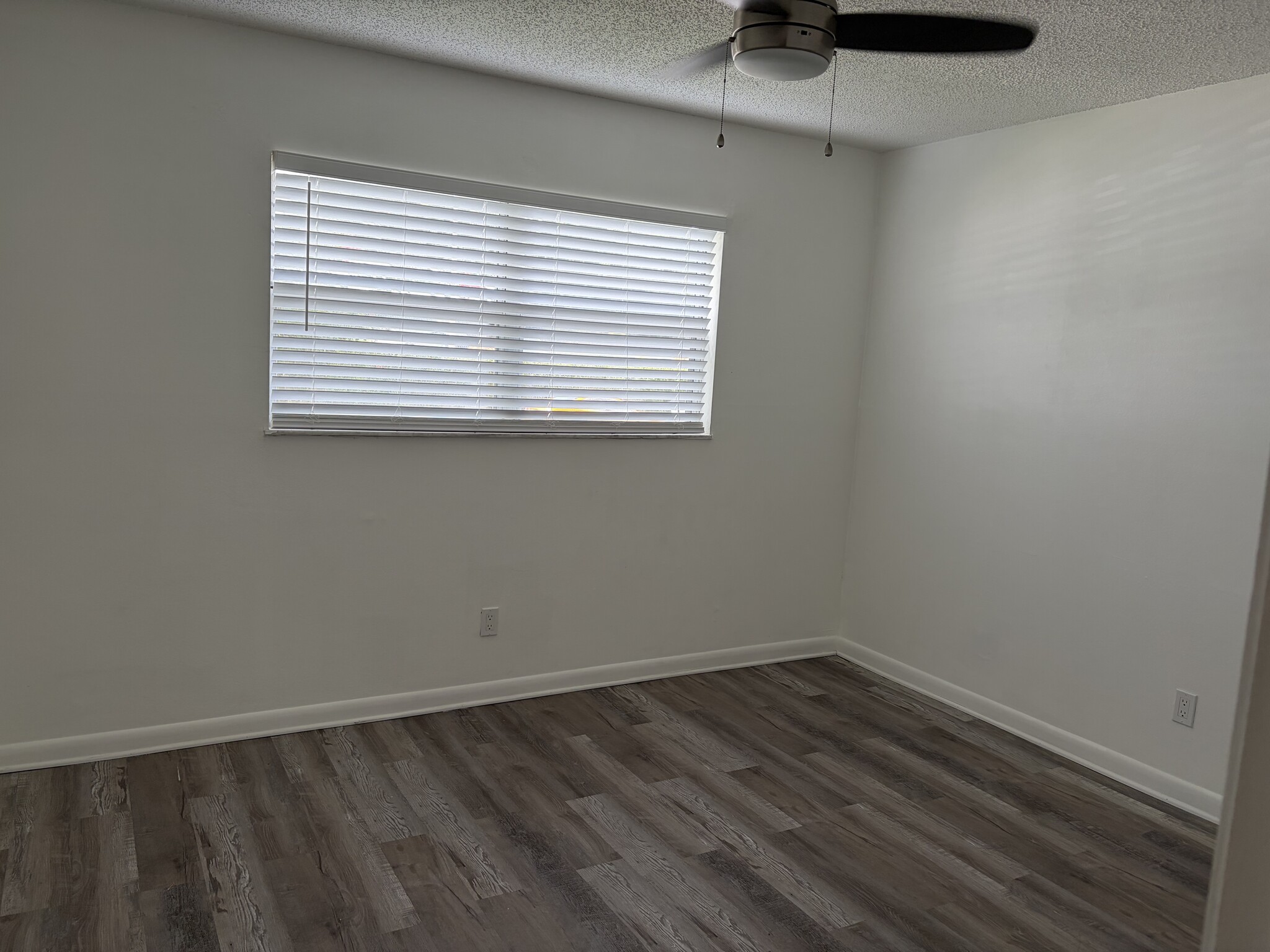 Building Photo - 405 E San Sebastian Ct