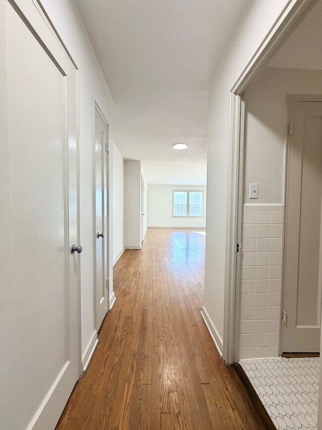 Building Photo - 5308-5308 Jamieson Ave