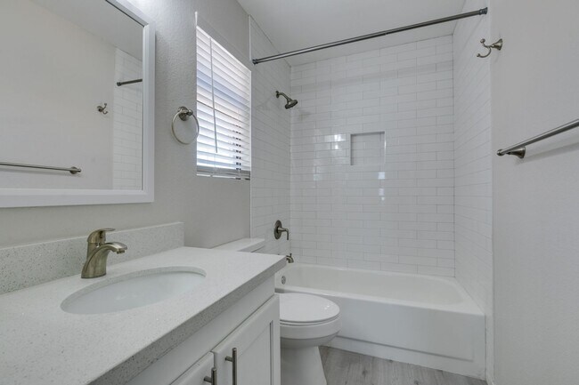 Building Photo - Great 3 bedroom home in South Shore!!