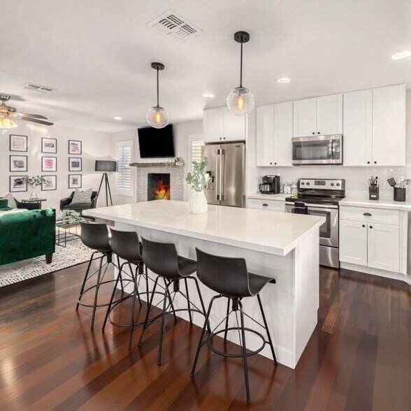 Building Photo - 1859 E La Vieve Ln