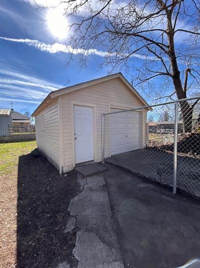 Building Photo - Single Family Home on Spokanes North Side!!
