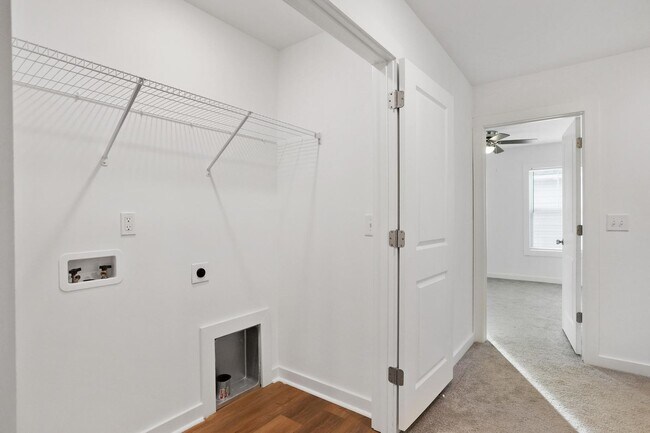 Building Photo - Large 3 story townhome near beach with com...