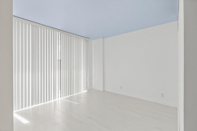 Building Photo - 3580 S Ocean Blvd