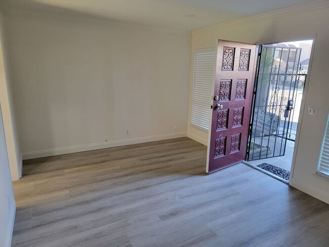 Building Photo - 3bed/1.5ba End Unit with Private Backyard & Patio