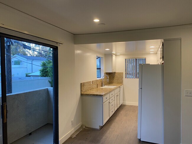 Kitchen with granite counter top - 10330 Riverside Dr
