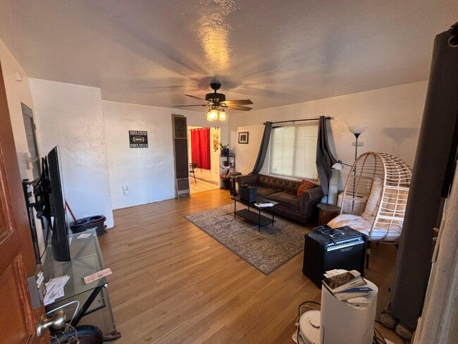 Building Photo - 825 Palomas Dr SE