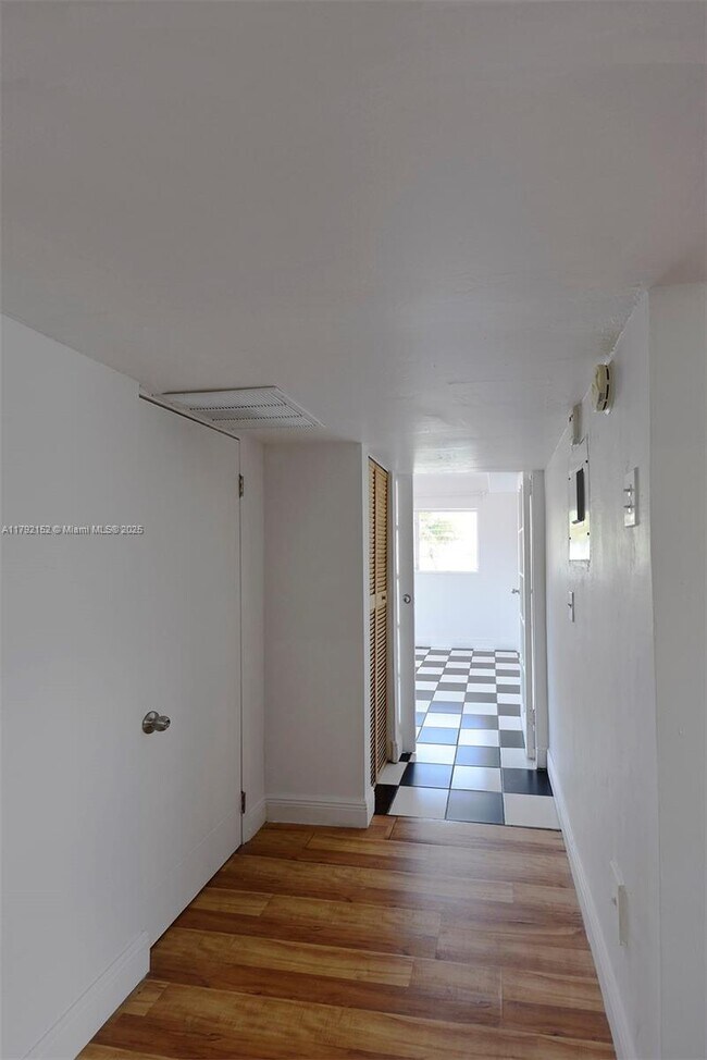 Building Photo - 2250 Bay Dr