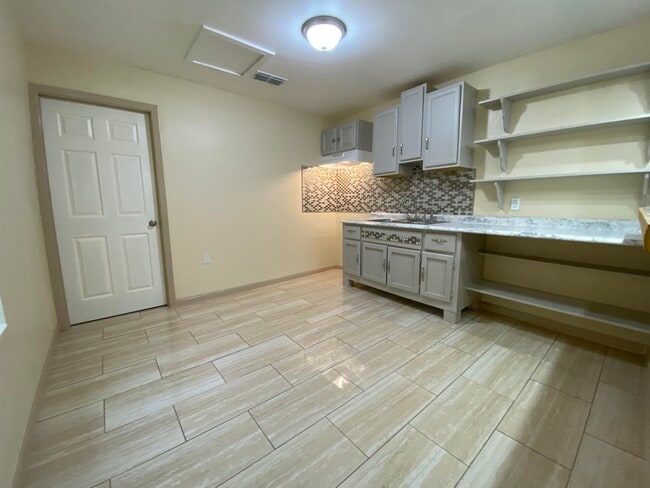 Building Photo - 305 W Ash St