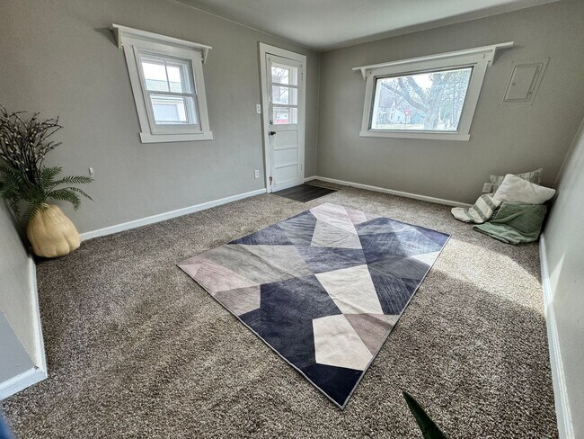 Building Photo - 2 bed, 1 bath home for rent in Waterloo