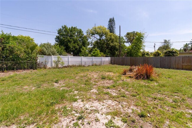Building Photo - 2101 Oakhurst Ave