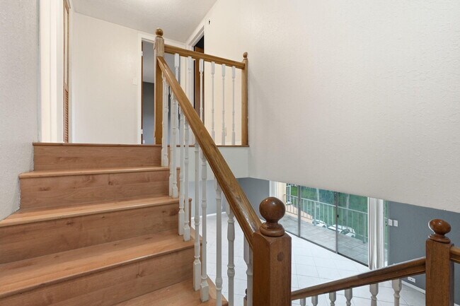 Building Photo - 430 Commodore Dr