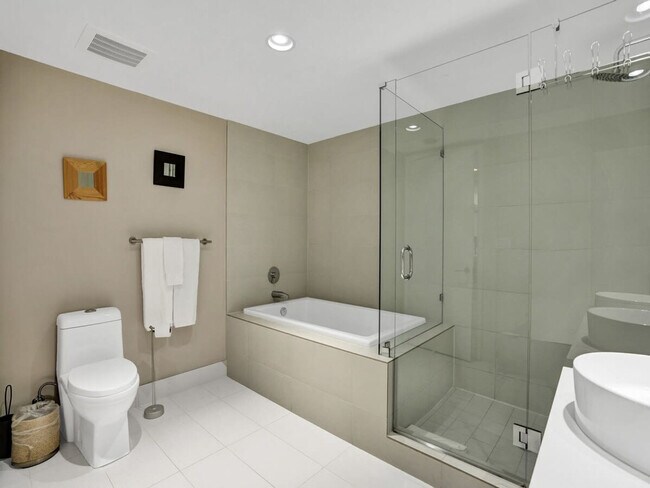 Building Photo - 2602 E Hallandale Beach Blvd