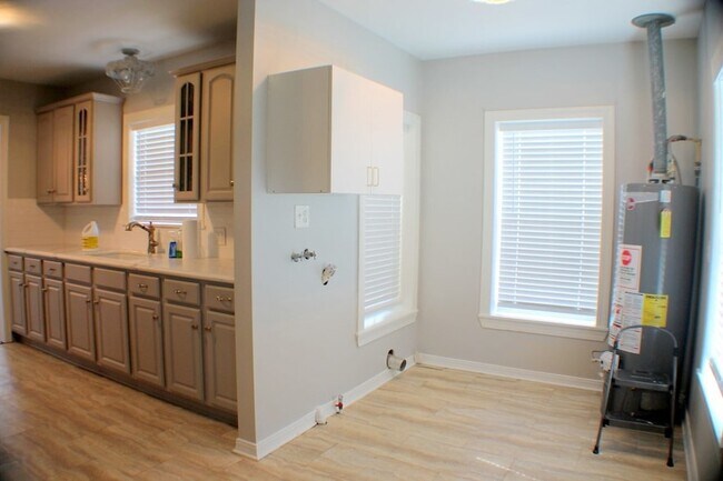 Building Photo - 8234 Bonner Dr