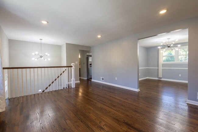Building Photo - Amazing 5 BR/3 BA Single-Family Home in Te...