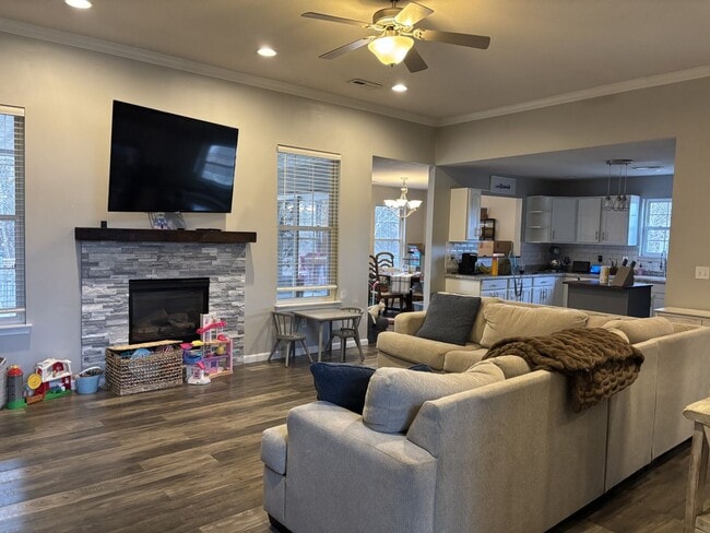 Building Photo - Gorgeous 3 Bedroom 2 Bathroom House!