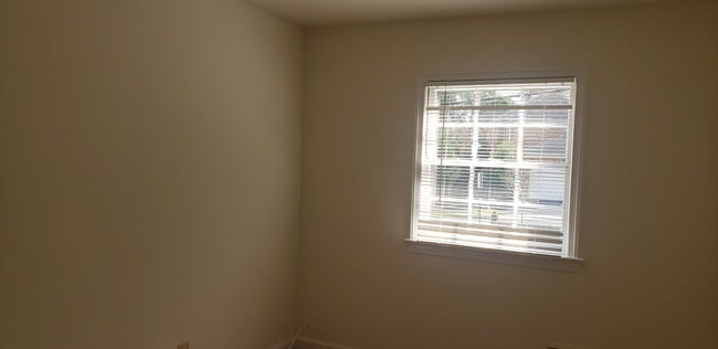 Building Photo - Classic And Stately 5 Bed 3 Bath Colonial ...