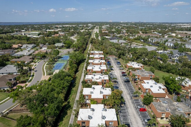 Building Photo - 2 Bedroom 2 Bath Condo! Fort Myers