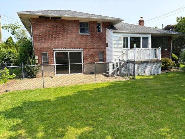 Building Photo - 310 S Oyster Bay Rd